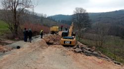 Bursa'da heyelan nedeniyle yol çöktü