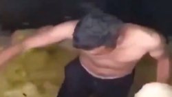 Worker barefoot entered the pickle tank in Şanlıurfa