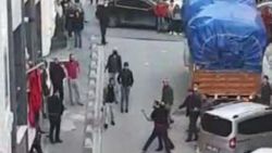 Esenyurt'ta sokak ortasında park kavgası