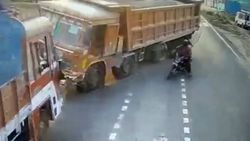 Hindistan'da motosikletlinin hatası kazaya neden oldu