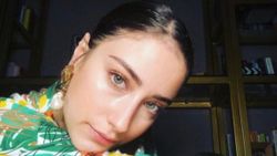 Hazal Kaya: Koronavirüsü hafif atlatıyorum