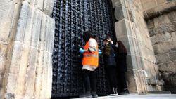 Diyarbakır Surları'ndaki tarihi Mardinkapı yerine takıldı