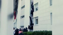 Fransa’da yangında mahsur kalan aile insan zinciriyle kurtarıldı
