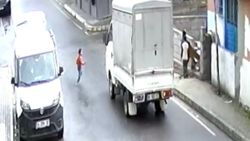 Avcılar’da 3 yaşındaki çocuğun kamyonetin altında ezilme anı