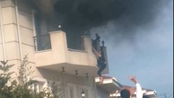 İstanbul'da alevlerden kaçan kadın balkondan sarktı