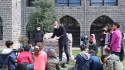 Diyarbakır'ın tarihi yerlerinde simit satan çocuk, arkeolog oldu