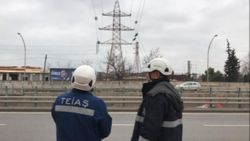 İzmit'te yüksek gerilim hattı yola düştü