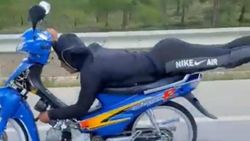 Muğla'da motosikletlinin tehlikeli yolcuğu kamerada