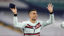 Ronaldo'nun fırlattığı pazuband yaklaşık 64 bin euroya satıldı