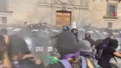 Meksika’da kadınlardan polis şiddetine karşı protesto