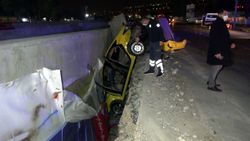Antalya'da taksi betonla toprak arasında asılı kaldı