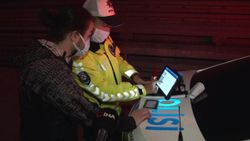İstanbul'da polis, turiste neden ceza kesildiğini İngilizce anlattı
