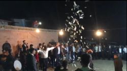 Diyarbakır'daki mahalle düğününde kol kola halay çekildi