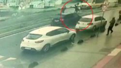 Arnavutköy'de yolun karşısına geçmeye çalışan çocuğa otomobil çarptı