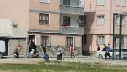 Bursa'daki parkta oyun oynayan gençlerin polisten kaçma anı