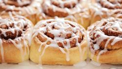 Tarçınlı Rulo Çörek: Cinnamon Rolls nasıl yapılır? Nefis sosuyla tarçınlı rulo tarifi..