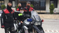 Balıkesir'de, Halil'in doğum gününü polis kutladı