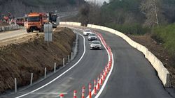 Düzce'de çöken yol, ulaşıma açıldı