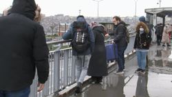 Esenyurt'taki metrobüs durağının üst geçidi sular içinde kaldı