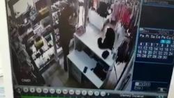 Sultangazi'de mağazadan cep telefonu çalan hırsız kamerada