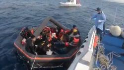 Yunan sahil güvenliğinin geri ittiği 27 sığınmacı kurtarıldı