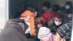 Çanakkale'de kapalı kasa minibüste 38 kaçak göçmen yakalandı