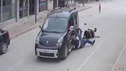 Adana'da kapkaççı, iki kardeşi metrelerce sürükledi
