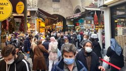 Vatandaşlar Ramazan hazırlıkları için Eminönü’ne akın etti