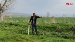 Bursa'da 2 metrelik yılanı eliyle yakaladı