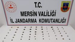 Mersin'deki araçta 56 bronz sikke ve 7 metal obje bulundu