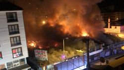Kızılcahamam'daki çarşı yangınında, 20 iş yeri kül oldu