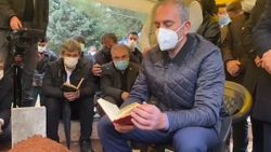 Abdulhamit Gül, annesinin mezarı başında Kur'an-ı Kerim okudu