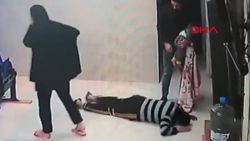 Filistin’de nefes borusuna yiyecek kaçan çocuğun kurtarılma anı