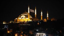 İstanbul camilerinde Ramazan'ın habercisi mahyalar yakıldı