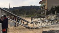 Bursa'daki inşaat vinci, rüzgarın etkisiyle devrildi
