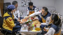 Antalya'da sağlık çalışanları, ilk sahuru görev başında yaptı