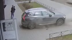 Rusya'da evladını ezilmekten kurtaran baba kamerada