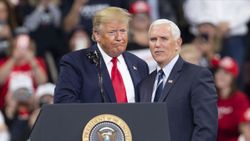 Mike Pence'e kalp pili takıldı