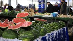 Antalya'da sezonun ilk karpuzunun kilosu 80 lira