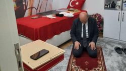 Süleyman Soylu şehidin seccadesinde namaz kıldı