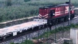 Sakarya'da makinist treni durdurdu, kurye iftarlık siparişi yetiştirdi
