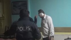 Esenyurt'taki baskında tuvalet kağıdını maske olarak kullandı