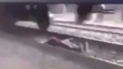 Mısır'da TikTok çekmek için tren raylarına yattı