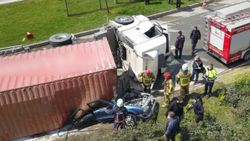 Bursa'da tır otomobilin üzerine devrildi