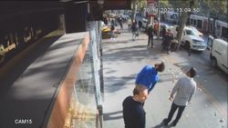 Beyoğlu'nda polisten kaçmak için 3. kattan atladı