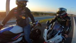 İzmir’de motosikletli grup trafikte akrobatik hareketler yaptı