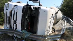 Antalya'da beton mikseri devrildi