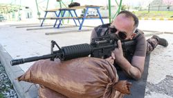 Gazi polis, nakilli eliyle 6 yıl sonra ilk atışını yaptı