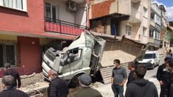 İzmir'de kamyon, depo ve apartmana çarptı