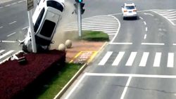 Çin'de takla atan sürücüyü emniyet kemeri kurtardı